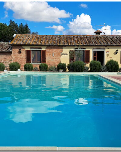 Villetta Di Cortona: Vand, Sky, Plante, Himmel, Bygning, Svømmepøl, Natur, Azure, Vindue, Stol