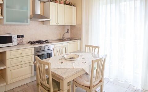 Evelyn Apartment - Diano Marina: Møbel, Ejendom, Værelse, Indretning, Bygning, Køkken, Etage, Cabinetry, Bord, Spisestue