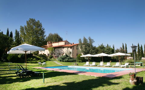 Agriturismo Girasole: Svømmepøl, Udvej, Ejendom, Fritid, Skygge, Fritidscenter, Ejendom, Bygning, Estate, Hus