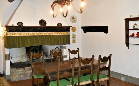 Agriturismo Girasole: Værelse, Ejendom, Spisestue, Møbel, Indretning, Bygning, Bord, Hus, Loft, Etage