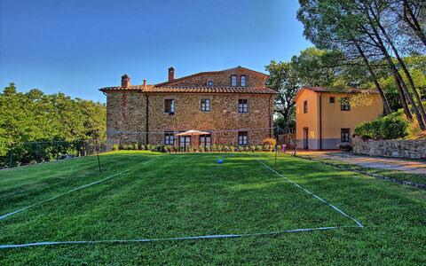 Sole Nel Prato: Græs, Grøn, Ejendom, Estate, Hus, Lawn, Bygning, Himmel, Arkitektur, Hjem