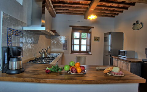 Sole Nel Prato: Countertop, Værelse, Ejendom, Loft, Indretning, Møbel, Bygning, Køkken, Hårdttræ, Hus
