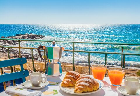 Il Balcone Sul Prino - Imperia: Mad, Bordservice, Bord, Himmel, Vand, Ejendom, Møbel, Blå, Azure, Plade