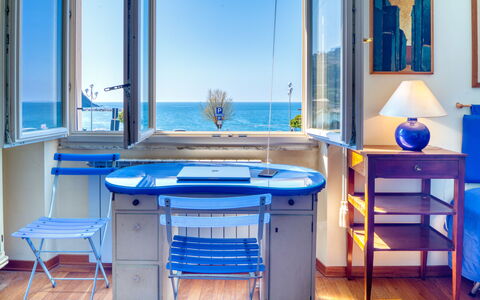 Apartment Mare Bello - Levanto: Blå, Værelse, Møbel, Majorelle Blue, Bord, Ejendom, Azure, Indretning, Bygning