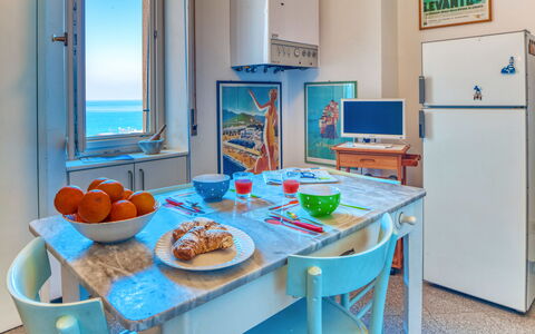 Apartment Mare Bello - Levanto: Værelse, Turquoise, Ejendom, Møbel, Bord, Indretning, Morgenmad, Spisestue, Bygning, Ejendom