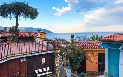Il Geranio Sant'elmo - Diano Marina: Himmel, Ejendom, Hus, Bygning, Tag, Hjem, Stad, Ejendom, Arkitektur, Azure