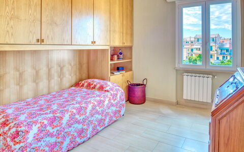 Giulia Apartment 2 - Levanto: Værelse, Møbel, Soveværelse, Ejendom, Sengetøj, Etage, Indretning, Seng, Væg, Bygning