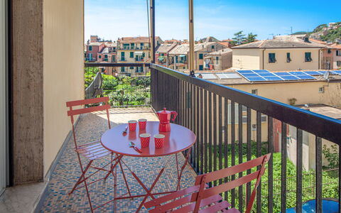 Giulia Apartment 2 - Levanto: Himmel, Bord, Møbel, Ejendom, Bygning, Plante, Stol, Vindue, Azure, Træ