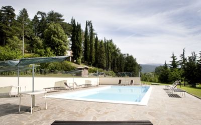 Villa Della Nave: Svømmepøl, Ejendom, Træ, Kompositmateriale, Flise, Beton, Rektangel, Have, Villa, Gård