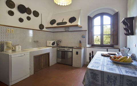 Malmantile: Ejendom, Værelse, Flise, Etage, Indretning, Møbel, Bygning, Køkken, Hus, Cabinetry
