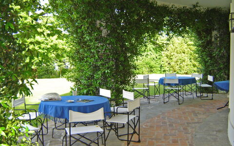 Villa Adriana: Ejendom, Gårdhave, Udendørs Bord, Bord, Træ, Møbel, Ejendom, Værelse, Bygning, Fritid
