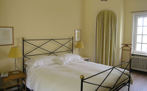Villa Adriana: Soveværelse, Seng, Møbel, Værelse, Sengetøj, Bed Frame, Ejendom, Madras, Sengetøj, Indretning