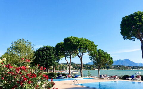 Desenzano 617: Vand, Himmel, Plante, Blomst, Svømmepøl, Træ, Arecales, Coastal Og Oceaniske Landskabsformer, Naturlige Landskab, Fritid