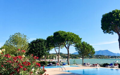 Desenzano 617: Vand, Himmel, Plante, Blomst, Svømmepøl, Træ, Arecales, Coastal Og Oceaniske Landskabsformer, Naturlige Landskab, Fritid