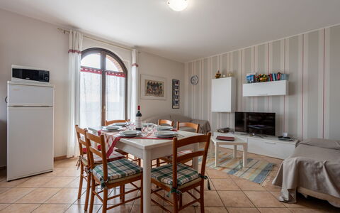 Collina San Ponzio: Bord, Møbel, Ejendom, Stol, Træ, Indretning, Vindue, Gulvbelægning, Etage, Køkken & Spisebord