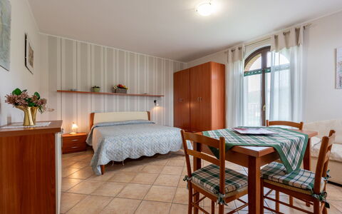 Collina San Ponzio: Møbel, Ejendom, Vindue, Bygning, Cabinetry, Træ, Belysning, Bord, Textile, Indretning