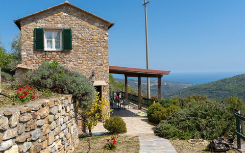 Ciappai (Ptb140): Vand, Bord, Bordservice, Ejendom, Himmel, Møbel, Bygning, Vindue, Blå, Stol