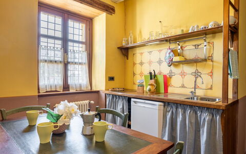 Cortemilia 602: Ejendom, Bord, Møbel, Vindue, Cabinetry, Indretning, Countertop, Træ, Hylde, Køkken