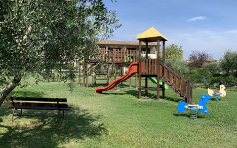 Moniga del Garda 653: Himmel, Plante, Skygge, Sky, Træ, Udendørs Bench, Land Lot, Legeplads, Chute, Bygning