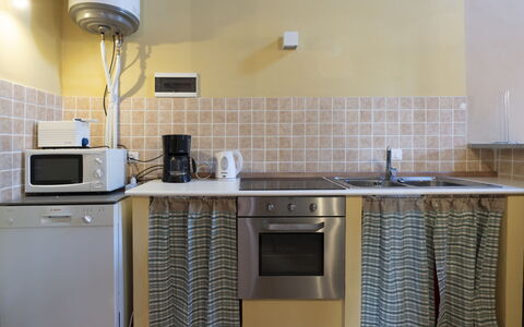 Tavole 603: Cabinetry, Ejendom, Countertop, Håndvask, Køkkenvask, Komfur, Tap, Sanitærarmatur, Køkken, Belysning