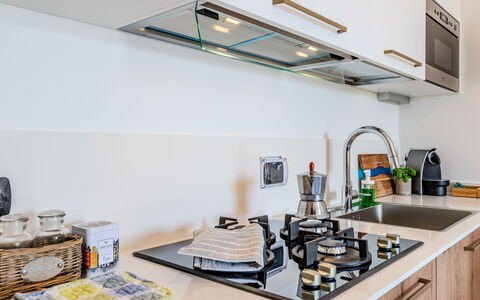 San Vincenzo: Cabinetry, Køkkenvask, Bygning, Tap, Countertop, Håndvask, Komfur, Køkken Apparat, Køkken, Cooktop