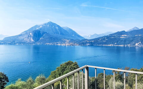 Varenna 634: Svømmepøl, Bjergkæde, Eco Hotel, Udvej, Estate, Dal, Villa, Landscaping, Ferieby, Backyard