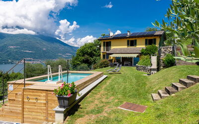 Varenna 634: Svømmepøl, Bjergkæde, Eco Hotel, Udvej, Estate, Dal, Villa, Landscaping, Ferieby, Backyard