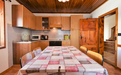 Trepalle: Cabinetry, Ejendom, Møbel, Træ, Belysning, Indretning, Stol, Skuffe, Køkken, Etage