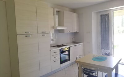 Bilocale 1: Ejendom, Værelse, Møbel, Bygning, Indretning, Hus, Cabinetry, Køkken, Ejendom, Etage