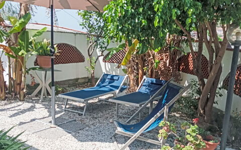 Villa Lamarmora: Møbel, Udendørs Møbler, Stol, Blomsterkrukke, Skygge, Have, Stueplante, Udendørs Bord, Gård