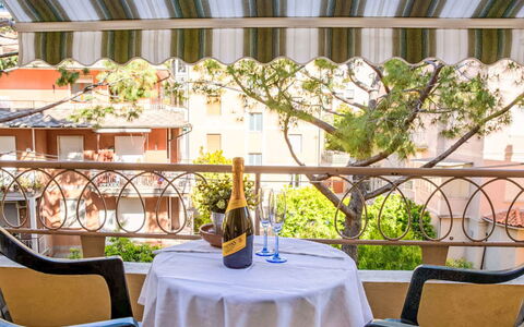Imperatrice: Altan, Markise, Udendørs Møbler, Stol, Stueplante, Udendørs Bord, Skygge, Blomsterkrukke, Restaurant, Veranda