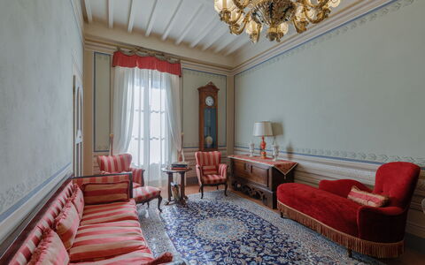 Appartamento Zefferini: Møbel, Ejendom, Billedramme, Bygning, Couch, Komfort, Indretning, Textile, Træ, Bord