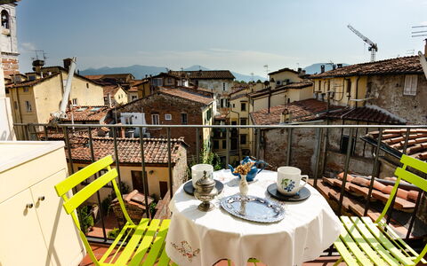 Sinidio: Ejendom, Stad, Bygning, Turisme, Ferie, Hus, Restaurant, Arkitektur, Ejendom, Tag