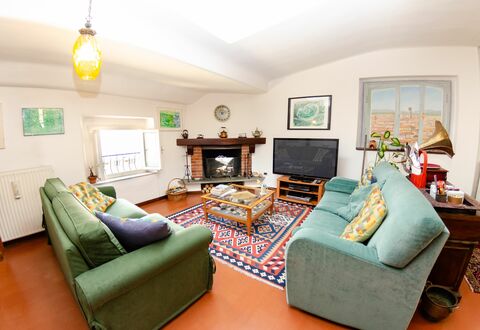 Sinidio: Stue, Møbel, Værelse, Ejendom, Indretning, Grøn, Couch, Bygning, Ejendom, Bord