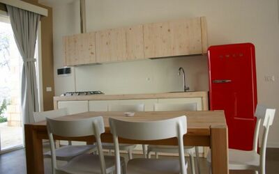 I Fichidindia: Værelse, Møbel, Ejendom, Indretning, Bord, Hus, Bygning, Spisestue, Etage, Arkitektur