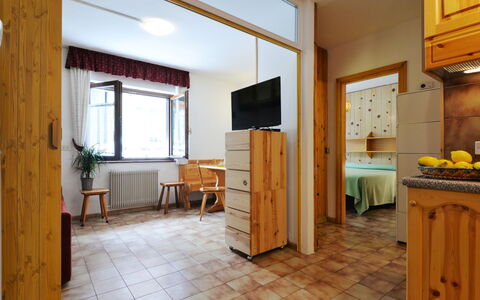 Canazei 510: Møbel, Ejendom, Cabinetry, Billedramme, Indretning, Træ, Plante, Bord, Stueplante