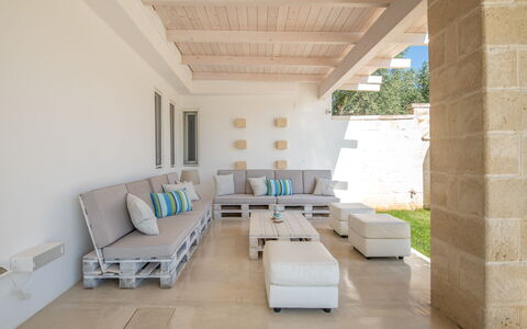 Villa Niraclo': Couch, Ejendom, Møbel, Komfort, Indretning, Skygge, Stue, Studio Couch, Gulvbelægning, Etage