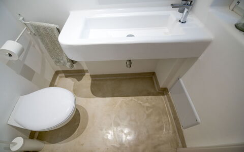 Villa Niraclo': Badeværelse, Toilet, Ejendom, Sanitærarmatur, Badeværelsesvask, Toiletbræt, Håndvask, Tap, Værelse, Marmor