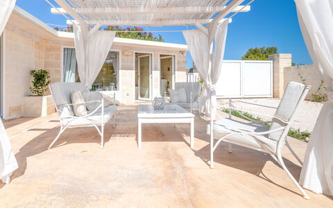 Villa Niraclo': Bord, Møbel, Couch, Plante, Bygning, Udendørs Møbler, Skygge, Stol, Komfort, Veranda