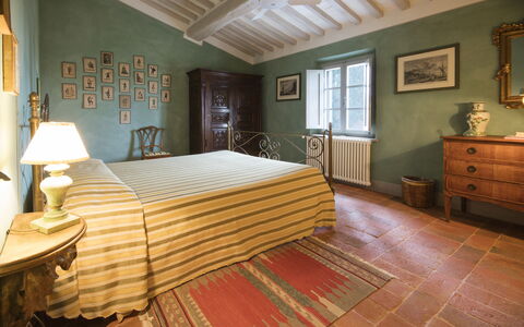 Villa Bacco: Soveværelse, Værelse, Seng, Møbel, Ejendom, Sengetøj, Bed Frame, Etage, Indretning, Hårdttræ