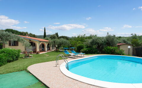 Villa Il Cipresso: Vand, Himmel, Sky, Plante, Azure, Svømmepøl, Træ, Skygge, Fritid, Græs