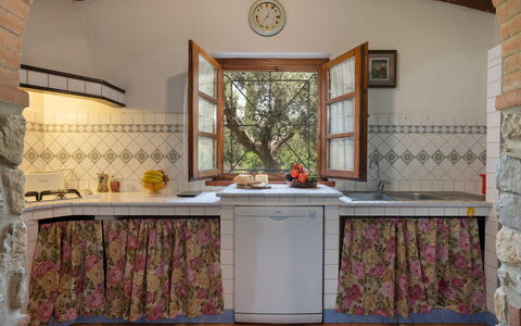 Villa Il Cipresso: Countertop, Bygning, Træ, Bord, Køkken, Indretning, Etage, Gulvbelægning, Cabinetry, Stueplante