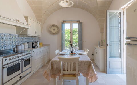 Masseria Villa Il Frantoio: Ejendom, Værelse, Hvid, Møbel, Indretning, Bygning, Flise, Badeværelse, Loft, Etage