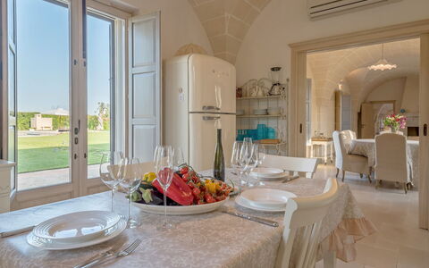 Masseria Villa Il Frantoio: Ejendom, Værelse, Indretning, Bygning, Møbel, Spisestue, Ejendom, Bord, Hus, Hjem