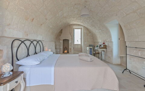 Masseria Villa Il Frantoio: Værelse, Ejendom, Soveværelse, Møbel, Seng, Bygning, Væg, Sengetøj, Indretning, Suite