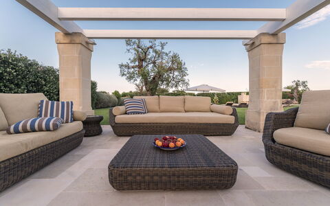 Masseria Villa Il Frantoio: Møbel, Ejendom, Værelse, Stue, Indretning, Ejendom, Couch, Kaffebord, Bygning, Hjem