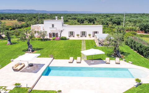 Masseria Villa Il Frantoio: Ejendom, Hus, Estate, Boligområde, Bygning, Ejendom, Svømmepøl, Græs, Hjem, Land Lot