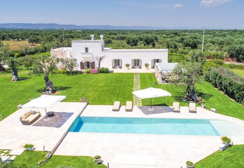 Masseria Villa Il Frantoio: Ejendom, Hus, Estate, Boligområde, Bygning, Ejendom, Svømmepøl, Græs, Hjem, Land Lot