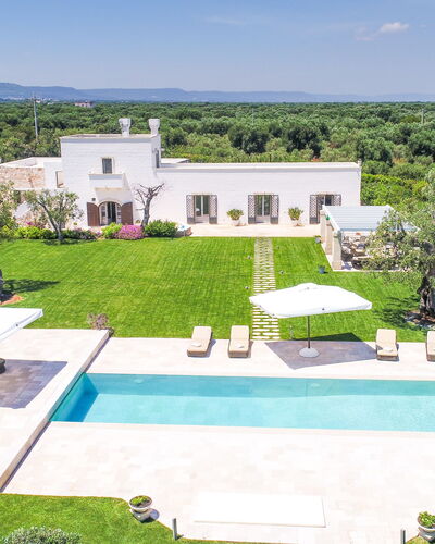 Masseria Villa Il Frantoio: Ejendom, Hus, Estate, Boligområde, Bygning, Ejendom, Svømmepøl, Græs, Hjem, Land Lot