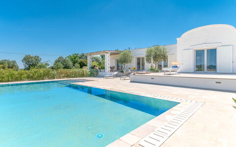 Villa Amelia Ostuni: Blå, Estate, Svømmepøl, Skygge, Landscaping, Villa, Mansion, Hacienda, Water Feature